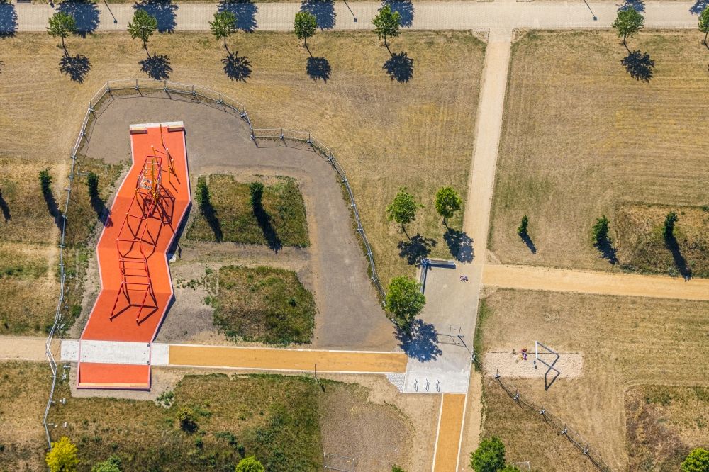 Luftaufnahme Neukirchen-Vluyn - Parkanlage und Spielplatz mit Sandflächen am Niederberg Park in Neukirchen-Vluyn im Bundesland Nordrhein-Westfalen, Deutschland
