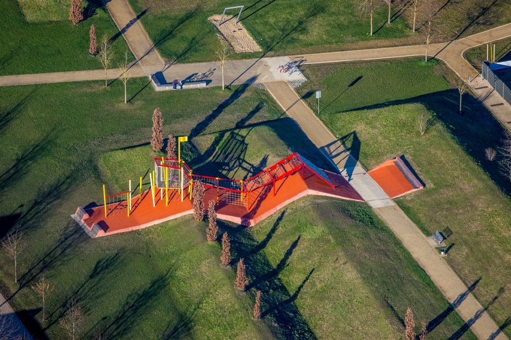 Neukirchen-Vluyn aus der Vogelperspektive: Parkanlage und Spielplatz mit Sandflächen am Niederberg Park in Neukirchen-Vluyn im Bundesland Nordrhein-Westfalen, Deutschland