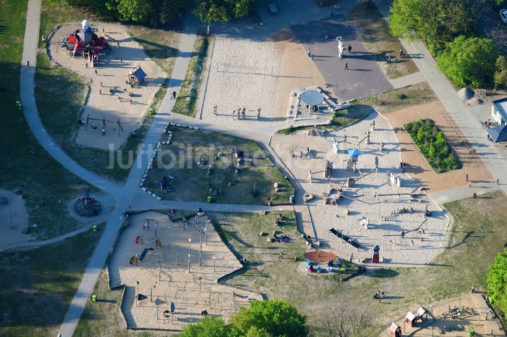 Berlin aus der Vogelperspektive: Parkanlage und Spielplatz mit Sandflächen im Park am Buschkrug im Bezirk Neukölln in Berlin, Deutschland