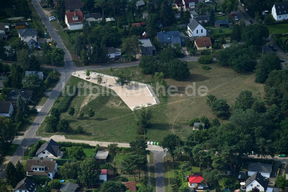 Luftaufnahme Berlin - Parkanlage und Spielplatz mit Sandflächen Rüsternallee - Bütowstraße im Ortsteil Mahlsdorf in Berlin, Deutschland