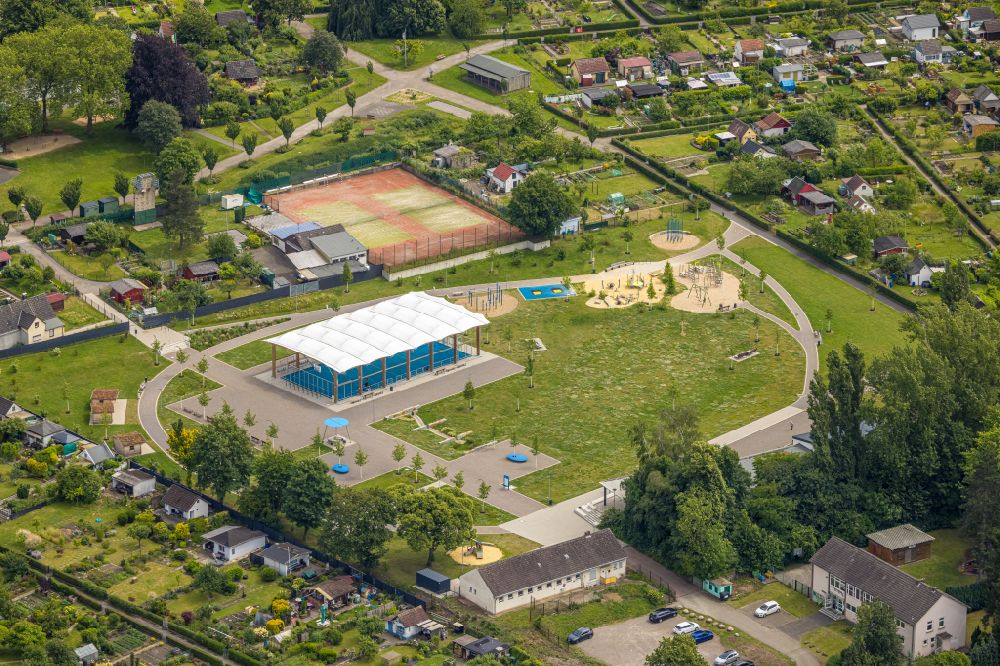 Luftaufnahme Bochum - Parkanlage und Spielplatz mit Sandflächen sowie Sport und Erholungsmöglichkeiten in Bochum-Riemke im Bundesland Nordrhein-Westfalen, Deutschland