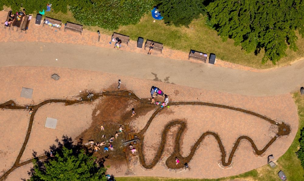 Luftaufnahme Velbert - Parkanlage und Spielplatz mit Sandflächen des Wasserspielplatz im Herminghauspark in Velbert im Bundesland Nordrhein-Westfalen, Deutschland