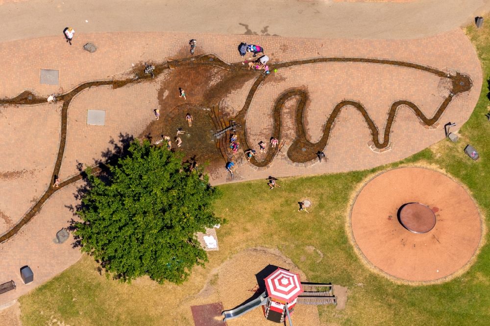Velbert von oben - Parkanlage und Spielplatz mit Sandflächen des Wasserspielplatz im Herminghauspark in Velbert im Bundesland Nordrhein-Westfalen, Deutschland