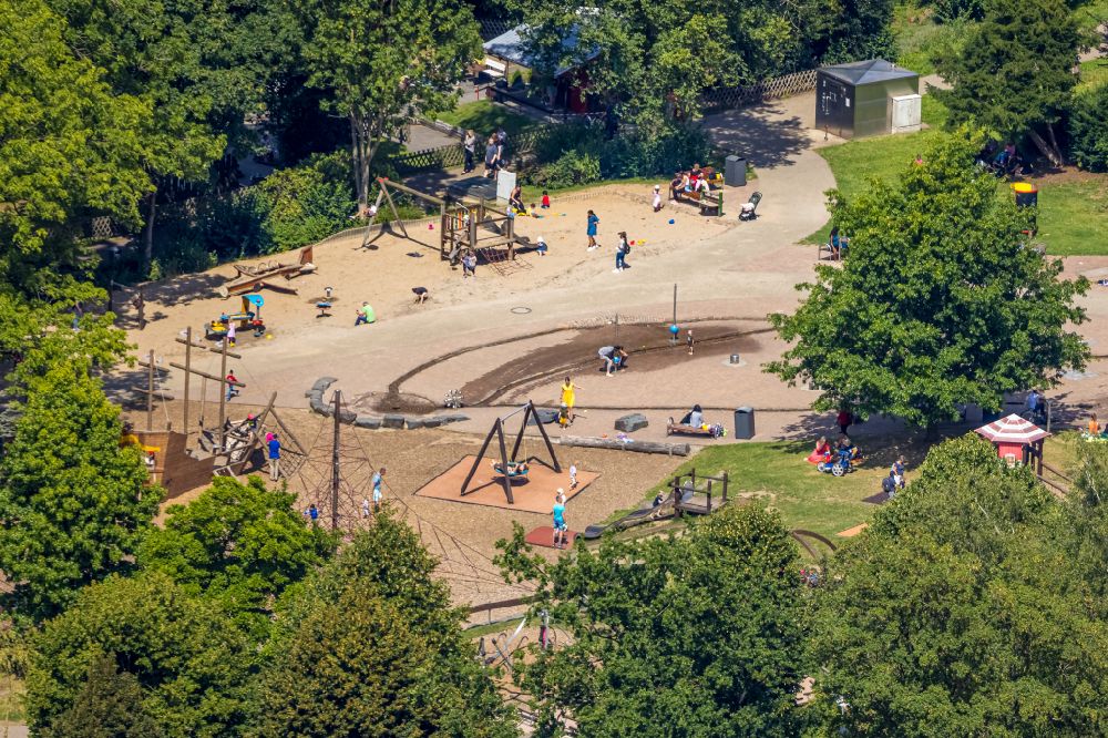 Luftbild Velbert - Parkanlage und Spielplatz mit Sandflächen des Wasserspielplatz im Herminghauspark in Velbert im Bundesland Nordrhein-Westfalen, Deutschland