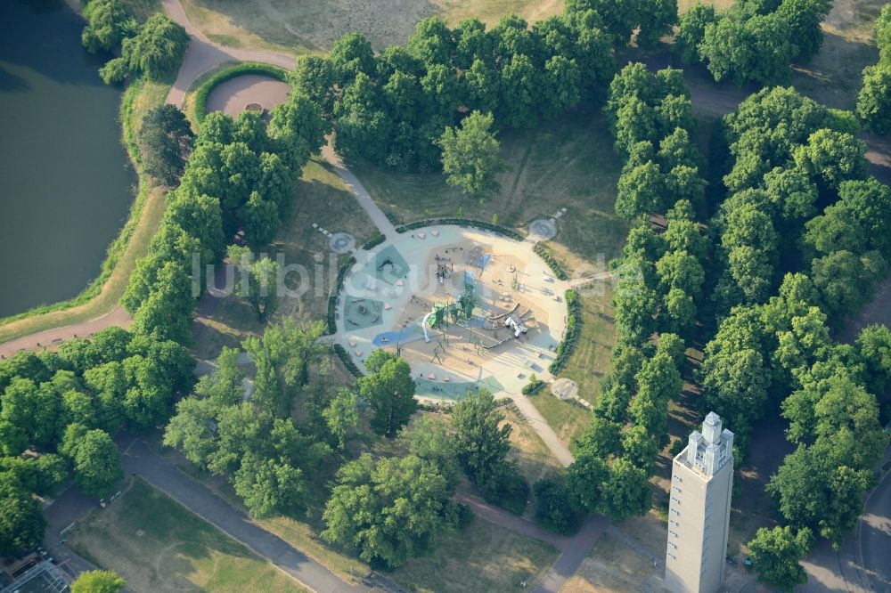 Luftaufnahme Magdeburg - Parkanlage und Spielplatz im Stadtpark am Adolf-Mittag-See in Magdeburg im Bundesland Sachsen-Anhalt