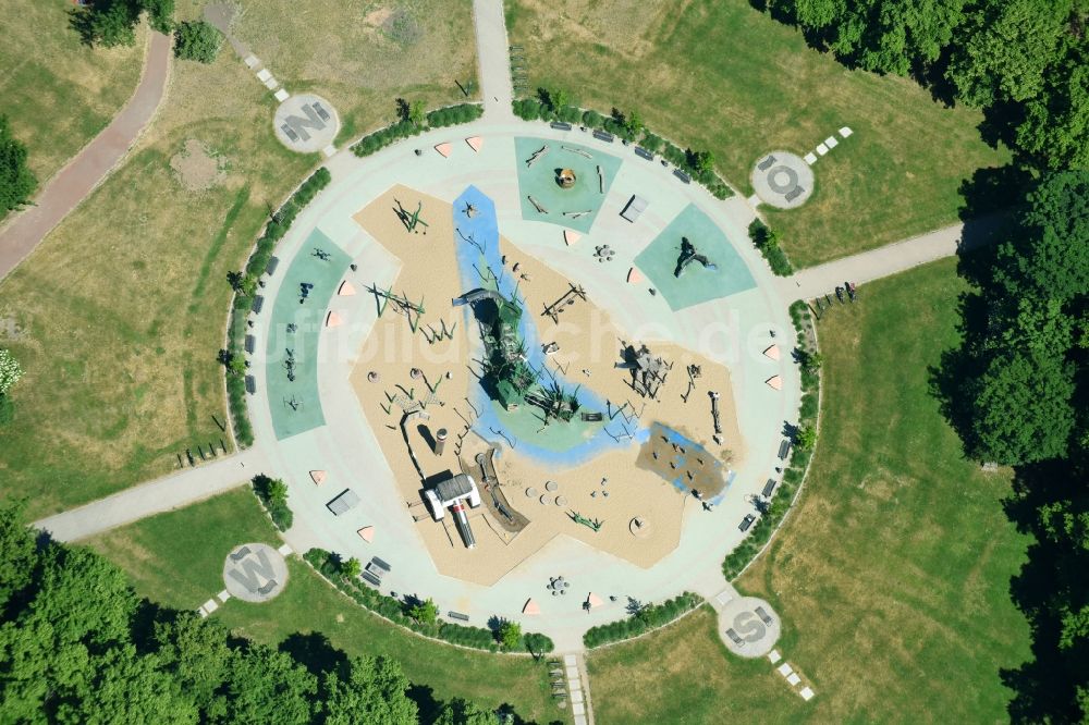 Magdeburg aus der Vogelperspektive: Parkanlage und Spielplatz im Stadtpark am Adolf-Mittag-See in Magdeburg im Bundesland Sachsen-Anhalt