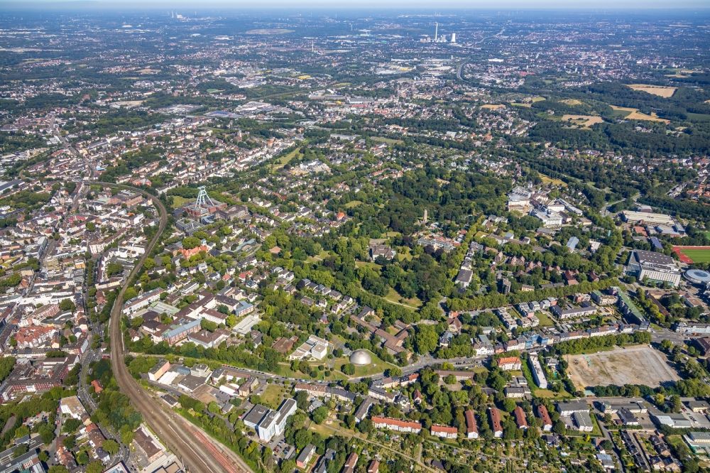 Luftbild Bochum - Parkanlage des Stadtpark Bochum mit Blick auf das Planetarium Castroper Straße im Stadtparkviertel in Bochum im Bundesland Nordrhein-Westfalen, Deutschland