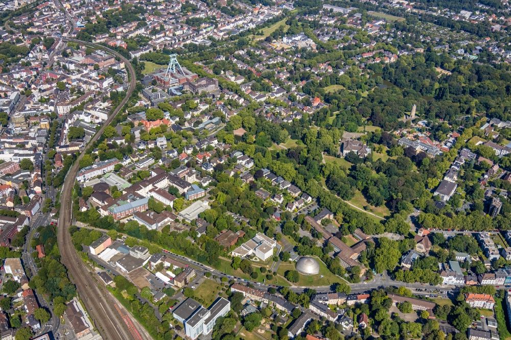 Luftaufnahme Bochum - Parkanlage des Stadtpark Bochum mit Blick auf das Planetarium Castroper Straße im Stadtparkviertel in Bochum im Bundesland Nordrhein-Westfalen, Deutschland