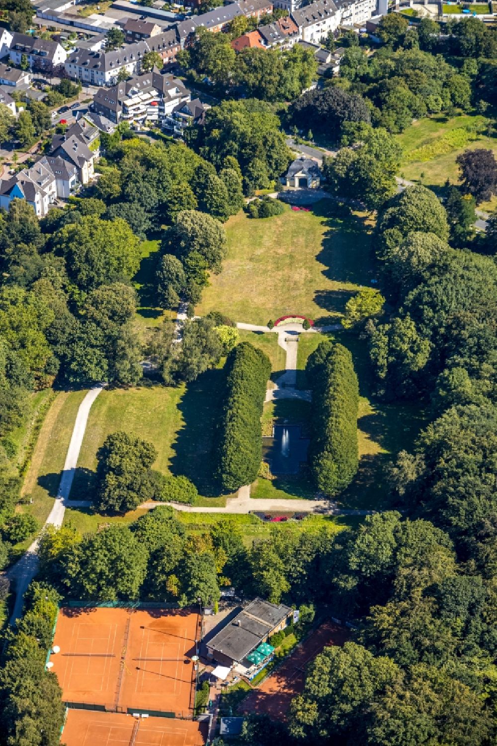 Luftbild Bottrop - Parkanlage des Stadtpark mit Brunnen in Bottrop im Bundesland Nordrhein-Westfalen, Deutschland