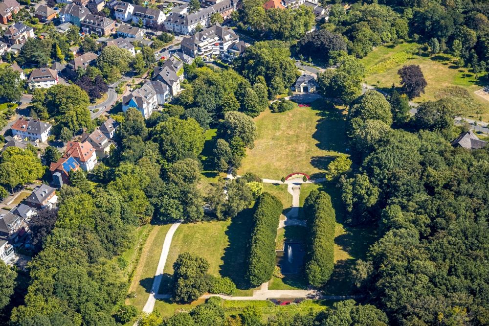 Luftaufnahme Bottrop - Parkanlage des Stadtpark mit Brunnen in Bottrop im Bundesland Nordrhein-Westfalen, Deutschland