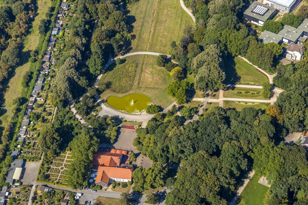 Bottrop aus der Vogelperspektive: Parkanlage des Stadtpark mit Brunnen und Spielplatz in Bottrop im Bundesland Nordrhein-Westfalen, Deutschland