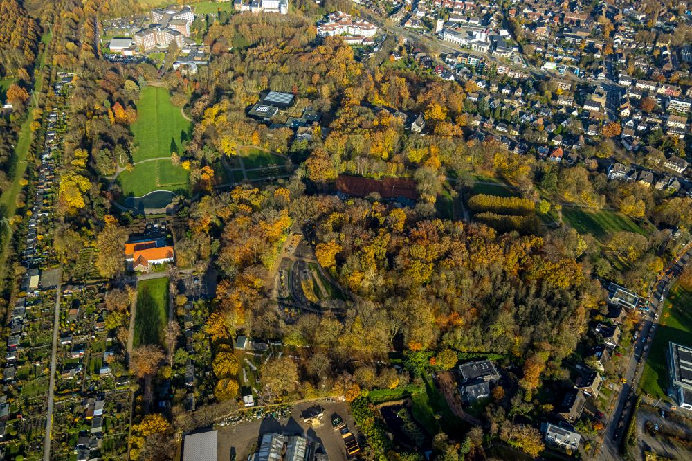 Luftbild Bottrop - Parkanlage des Stadtpark mit Brunnen und Spielplatz in Bottrop im Bundesland Nordrhein-Westfalen, Deutschland