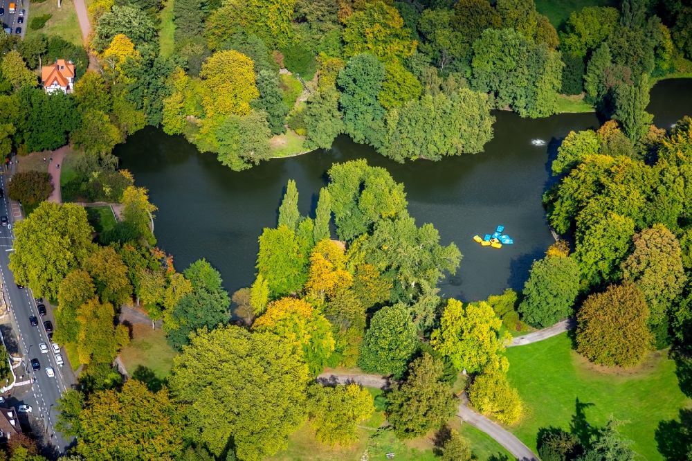 Luftbild Bochum - Parkanlage mit Teich und Bootsverleih in Bochum im Bundesland Nordrhein-Westfalen, Deutschland