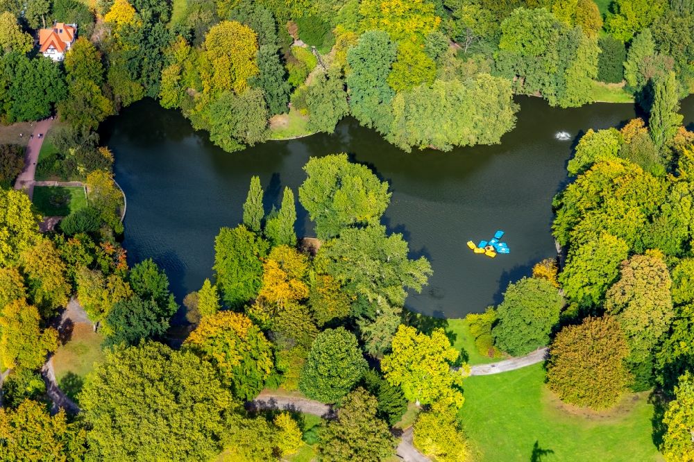 Luftaufnahme Bochum - Parkanlage mit Teich und Bootsverleih in Bochum im Bundesland Nordrhein-Westfalen, Deutschland