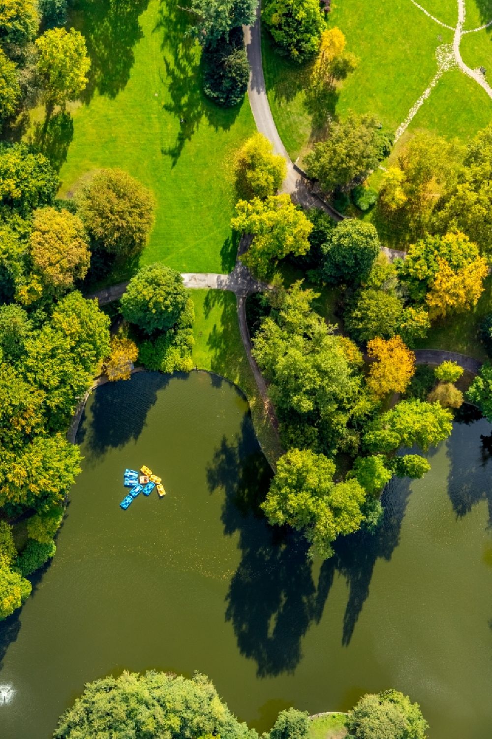 Luftbild Bochum - Parkanlage mit Teich und Bootsverleih in Bochum im Bundesland Nordrhein-Westfalen, Deutschland