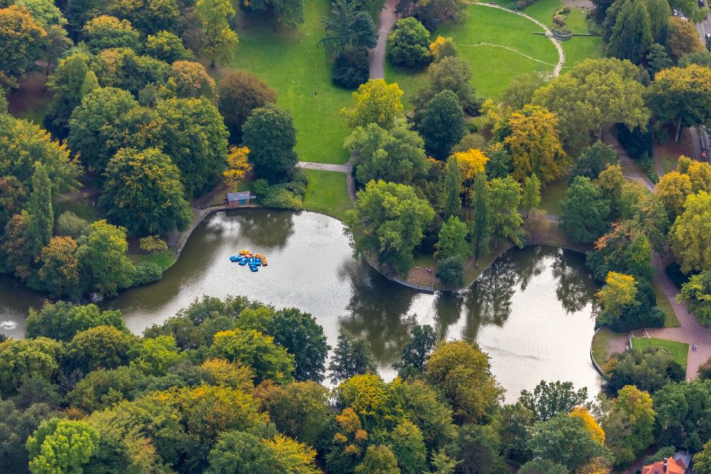 Bochum aus der Vogelperspektive: Parkanlage mit Teich und Bootsverleih in Bochum im Bundesland Nordrhein-Westfalen, Deutschland