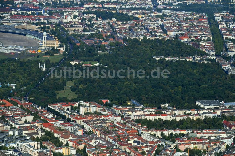 Luftbild Berlin - Parkanlage Volkspark Hasenheide im Ortsteil Neukölln in Berlin, Deutschland