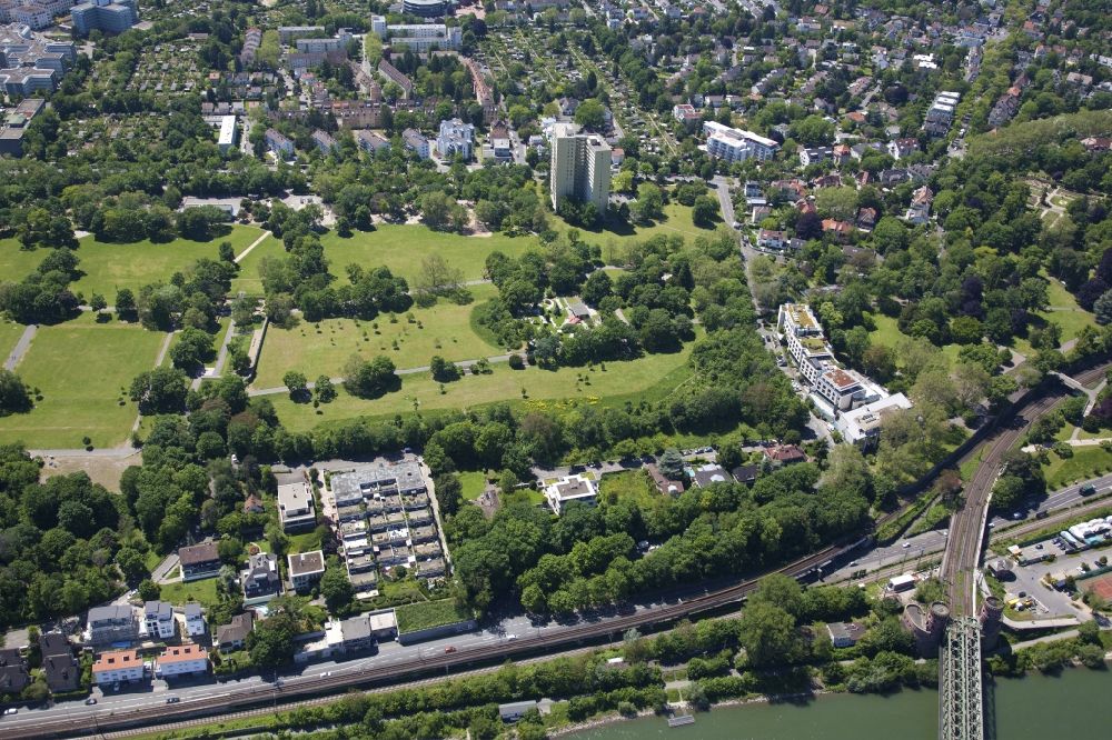 Mainz aus der Vogelperspektive: Parkanlage Volkspark Mainz im Ortsteil Weisenau in Mainz im Bundesland Rheinland-Pfalz, Deutschland