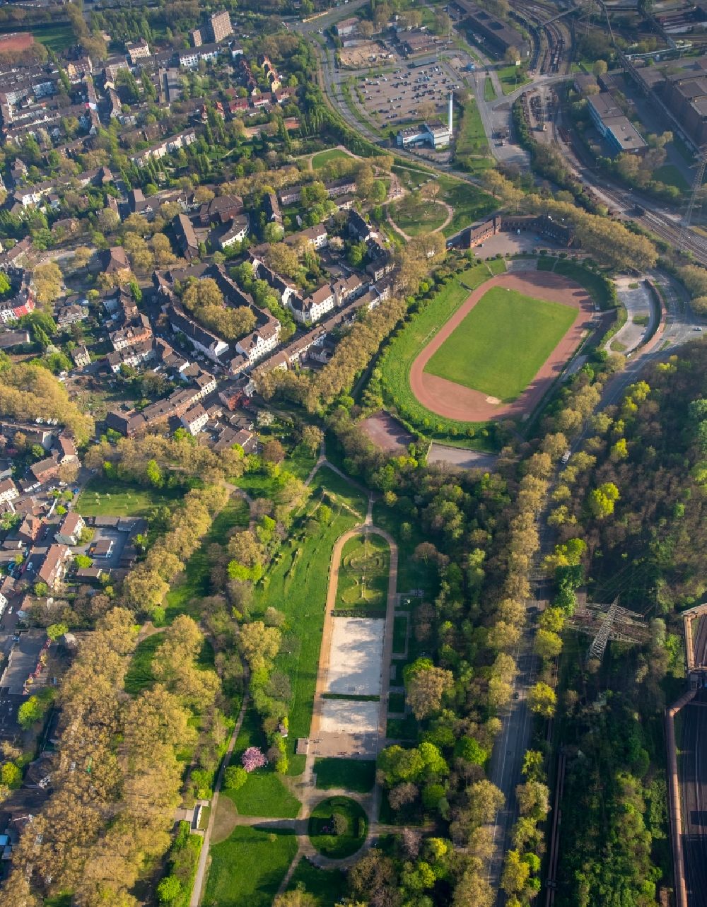 Duisburg von oben - Parkanlage Volkspark Schwelgern in Duisburg im Bundesland Nordrhein-Westfalen, Deutschland