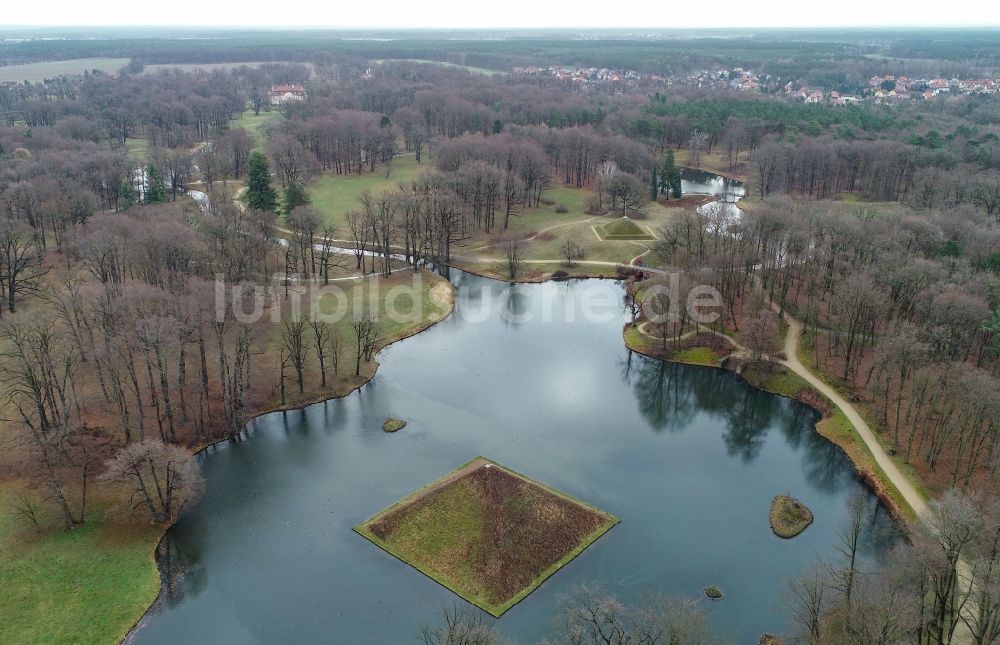 Cottbus von oben - Parkanlage Wasserpyramide und Landpyramide im Branitzer Park in Cottbus im Bundesland Brandenburg, Deutschland