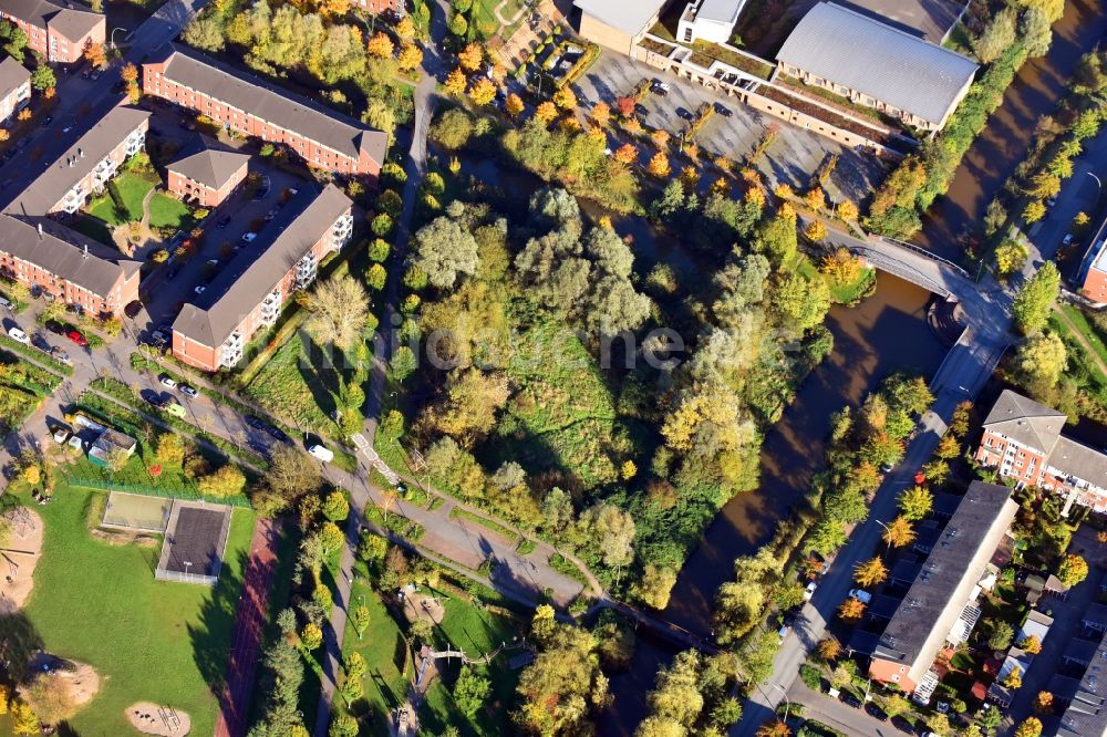 Hamburg aus der Vogelperspektive: Parkanlage im Wohngebiet im Ortsteil Neu Allermöhe in Hamburg, Deutschland