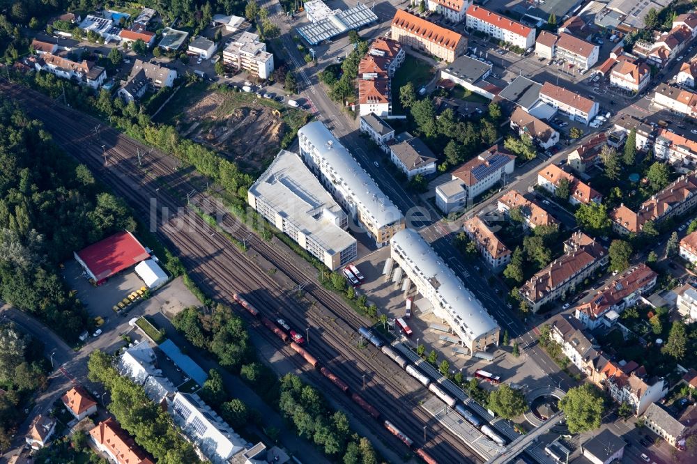 Luftbild Speyer - Parkdeck auf dem Gebäude des P+R Parkhauses am Bahnhof in Speyer im Bundesland Rheinland-Pfalz, Deutschland