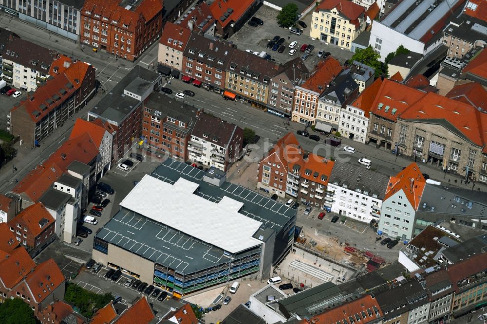 Luftbild Lübeck - Parkdeck auf dem Gebäude des Parkhauses der Innenstadt in Lübeck im Bundesland Schleswig-Holstein, Deutschland