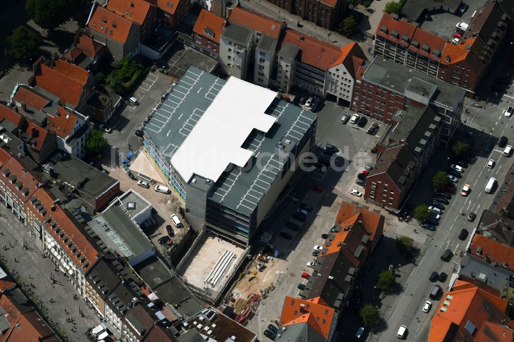 Luftaufnahme Lübeck - Parkdeck auf dem Gebäude des Parkhauses der Innenstadt in Lübeck im Bundesland Schleswig-Holstein, Deutschland