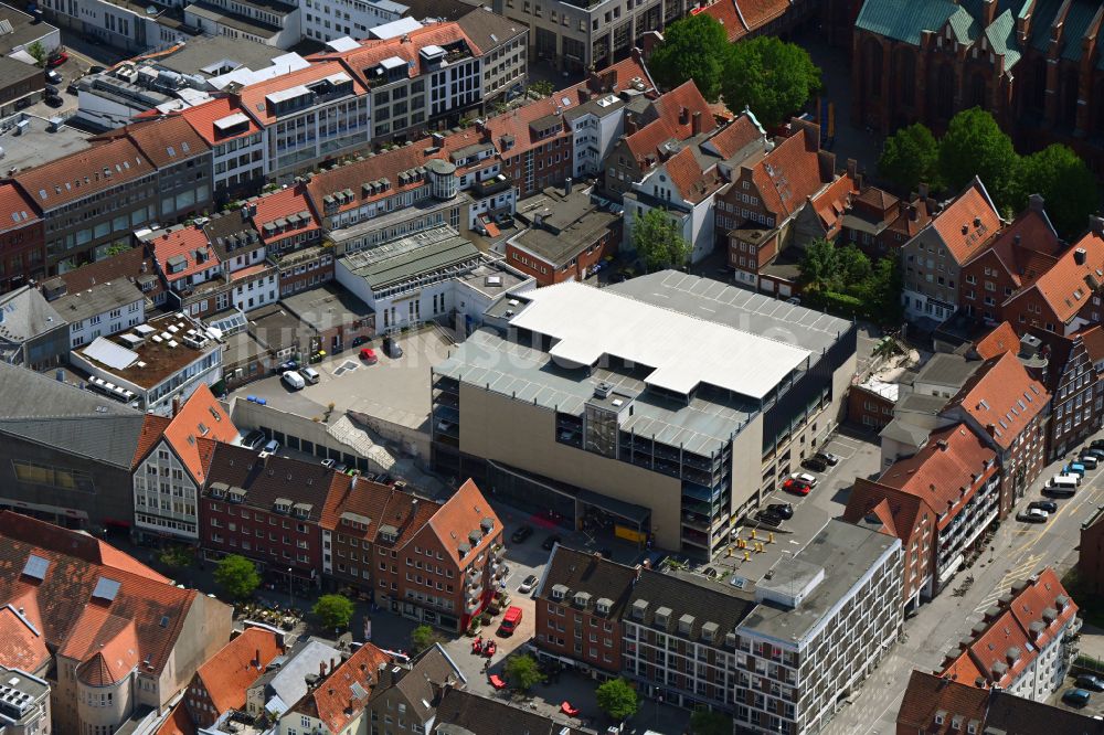 Lübeck von oben - Parkdeck auf dem Gebäude des Parkhauses der Innenstadt in Lübeck im Bundesland Schleswig-Holstein, Deutschland