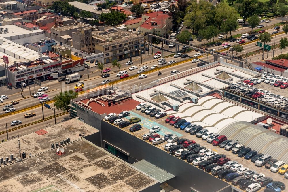 Luftaufnahme Ciudad de Mexico - Parkdeck auf dem Gebäude des Parkhauses Park 'n Fly in Ciudad de Mexico in Mexiko