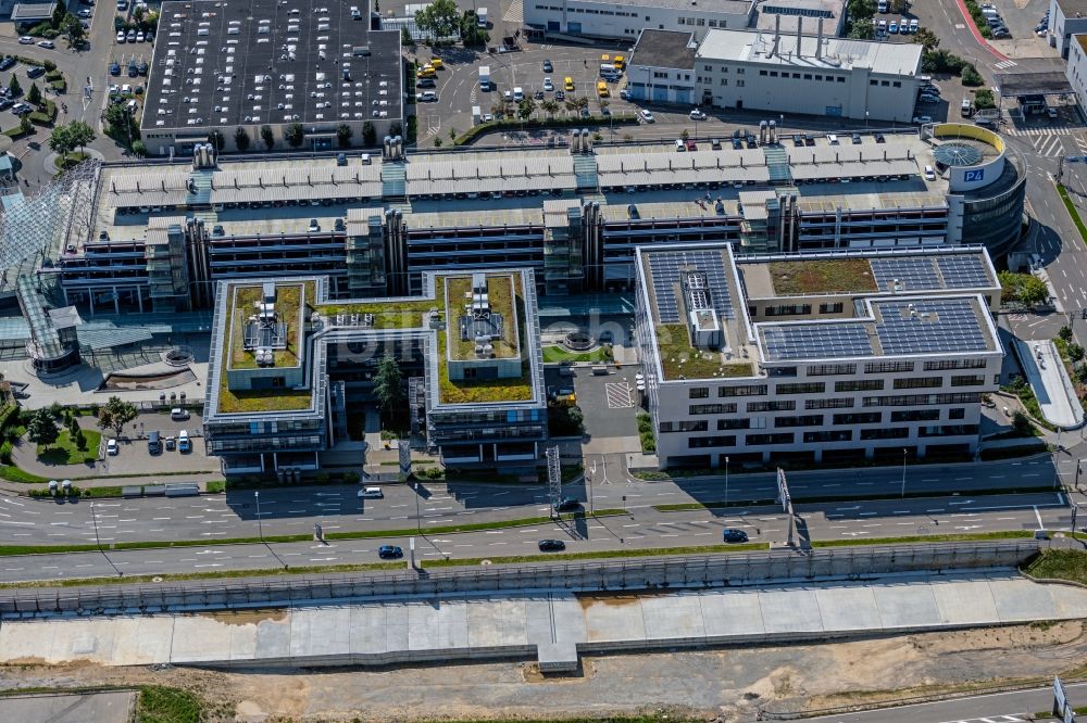 Luftbild Stuttgart - Parkdeck auf dem Gebäude der Parkhäuser und Bürogebäude entlang der Flughafenstraße in Stuttgart im Bundesland Baden-Württemberg, Deutschland