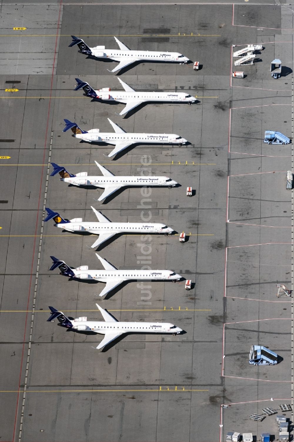 Luftaufnahme München-Flughafen - Parkende Flugzeuge der Lufthansa City Liner, die aufgrund des Corona Lockdowns am Boden bleiben müssen, auf dem Gelände des Flughafen in München-Flughafen im Bundesland Bayern, Deutschland