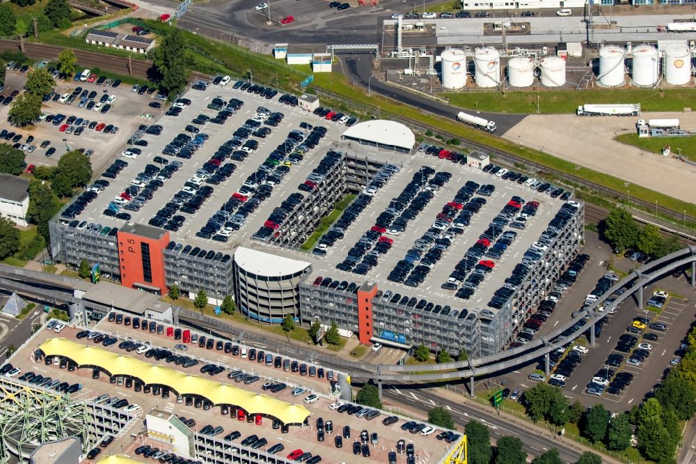 Luftaufnahme Düsseldorf - Parkhaus 4 auf dem Gelände des Flughafen in Düsseldorf im Bundesland Nordrhein-Westfalen