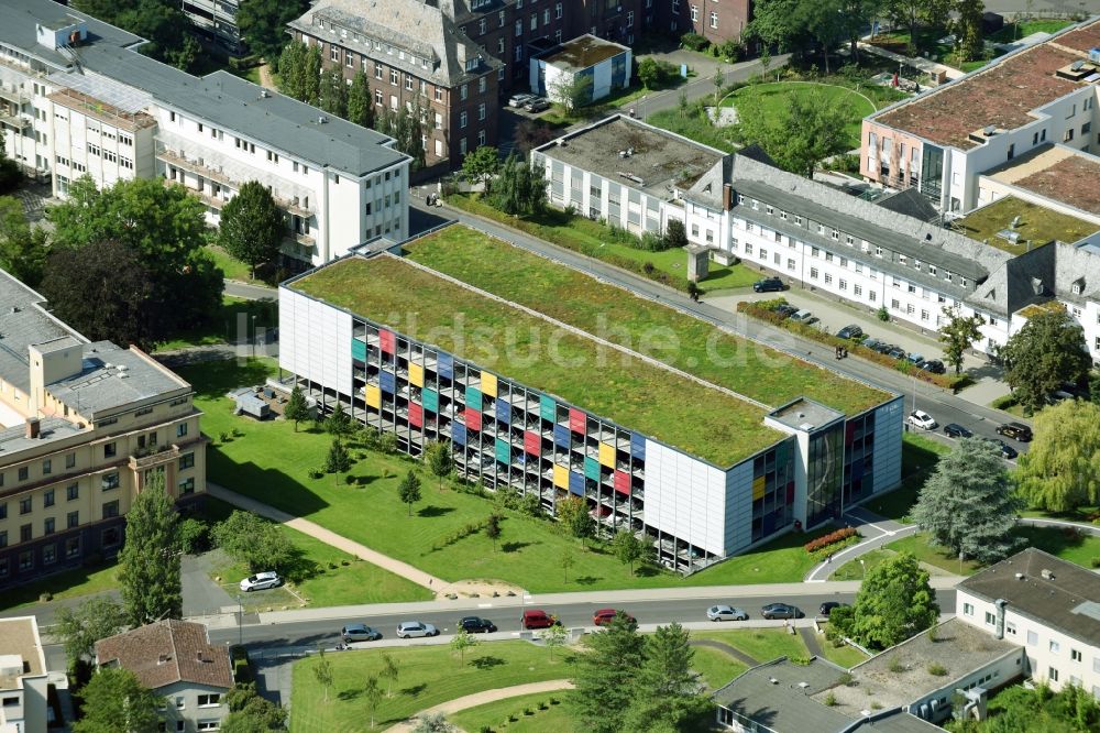Gießen aus der Vogelperspektive: Parkhaus der Universitätsklinik Gießen in Gießen im Bundesland Hessen, Deutschland