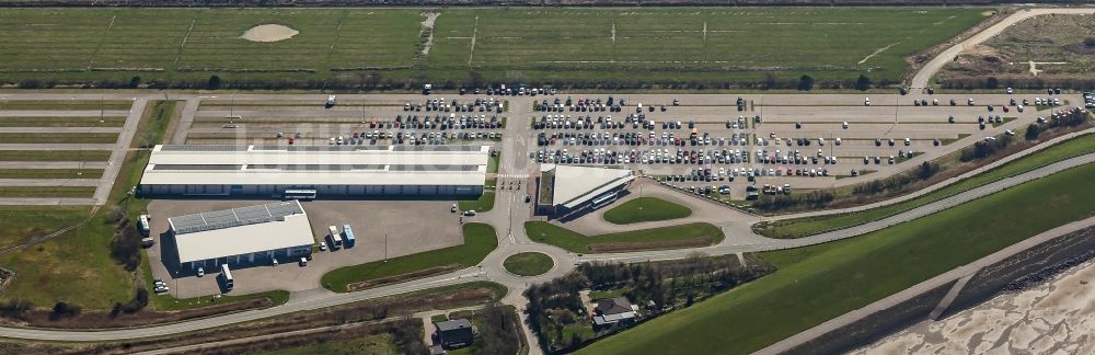 Luftaufnahme Dagebüll - Parkplätze und Abstellfläche für Automobile auf dem Inselparkplatz in Dagebüll im Bundesland Schleswig-Holstein, Deutschland