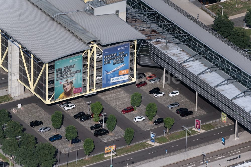 Luftbild Flughafen Leipzig-Halle - Parkplatz an den Abfertigungs- Gebäude und Terminals auf dem Gelände des Flughafen in Schkeuditz im Bundesland Sachsen, Deutschland
