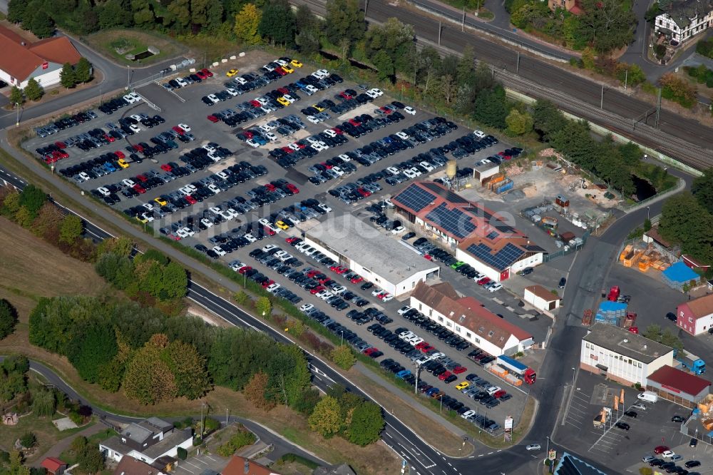 Burgsinn aus der Vogelperspektive: Parkplatz und Abstellfläche für Automobile in Burgsinn im Bundesland Bayern, Deutschland