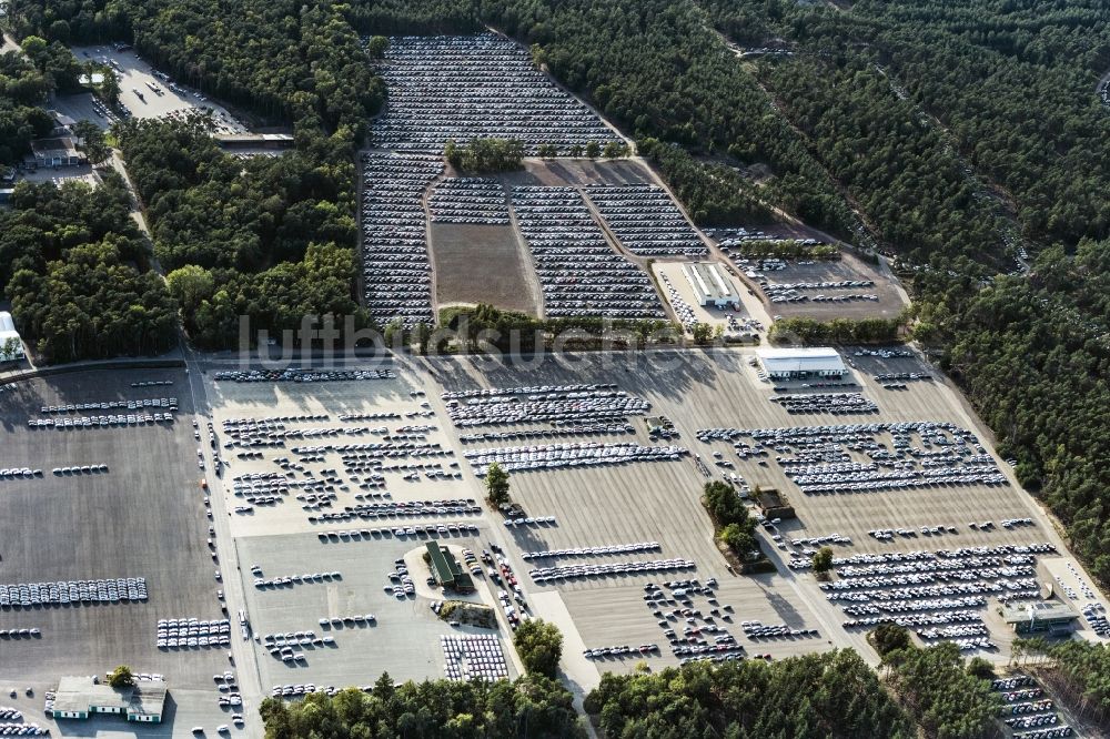 Luftaufnahme Dickel - Parkplatz und Abstellfläche für Automobile in Dickel im Bundesland Niedersachsen, Deutschland