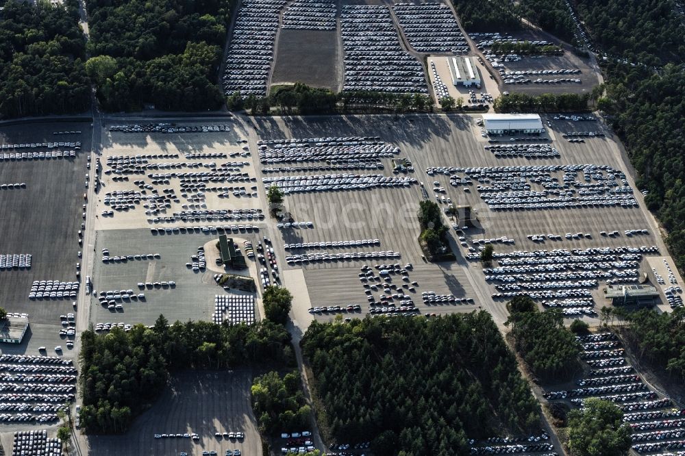 Dickel aus der Vogelperspektive: Parkplatz und Abstellfläche für Automobile in Dickel im Bundesland Niedersachsen, Deutschland
