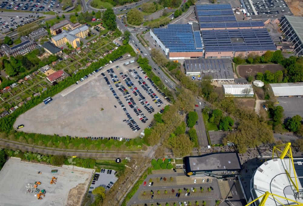 Luftaufnahme Dortmund - Parkplatz und Abstellfläche für Automobile in Dortmund im Bundesland Nordrhein-Westfalen, Deutschland