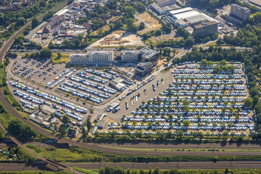 Luftbild Düsseldorf - Parkplatz und Abstellfläche für Automobile in Düsseldorf im Bundesland Nordrhein-Westfalen
