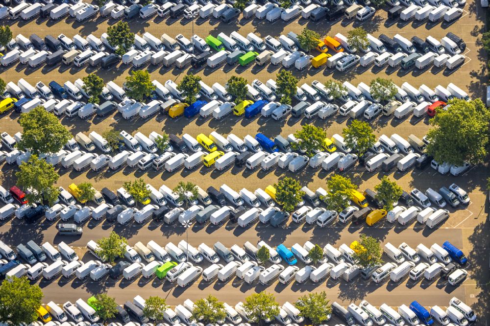 Luftaufnahme Düsseldorf - Parkplatz und Abstellfläche für Automobile in Düsseldorf im Bundesland Nordrhein-Westfalen