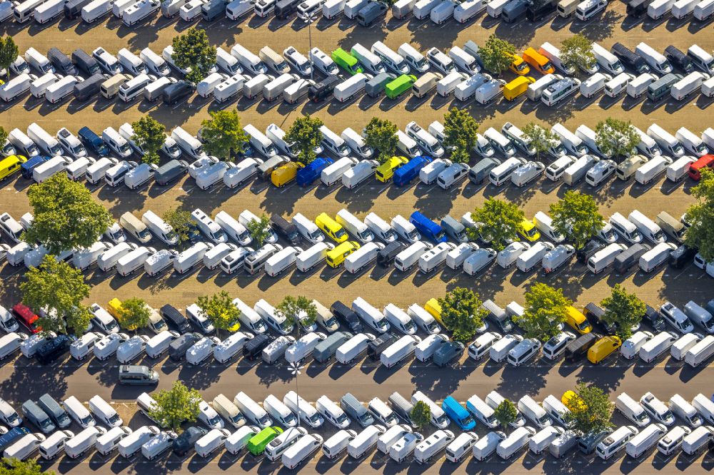 Düsseldorf von oben - Parkplatz und Abstellfläche für Automobile in Düsseldorf im Bundesland Nordrhein-Westfalen