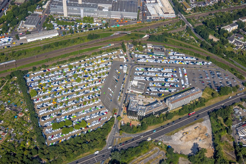 Düsseldorf aus der Vogelperspektive: Parkplatz und Abstellfläche für Automobile in Düsseldorf im Bundesland Nordrhein-Westfalen