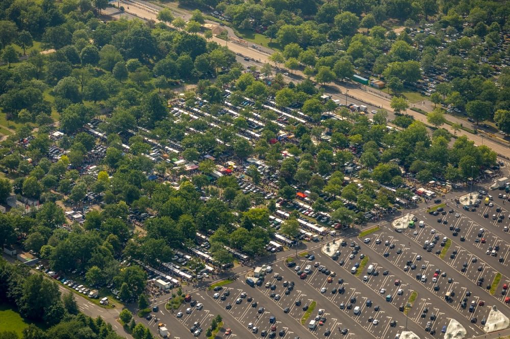 Düsseldorf von oben - Parkplatz und Abstellfläche für Automobile in Düsseldorf im Bundesland Nordrhein-Westfalen, Deutschland
