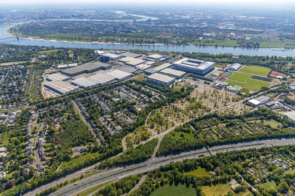 Düsseldorf von oben - Parkplatz und Abstellfläche für Automobile in Düsseldorf im Bundesland Nordrhein-Westfalen, Deutschland