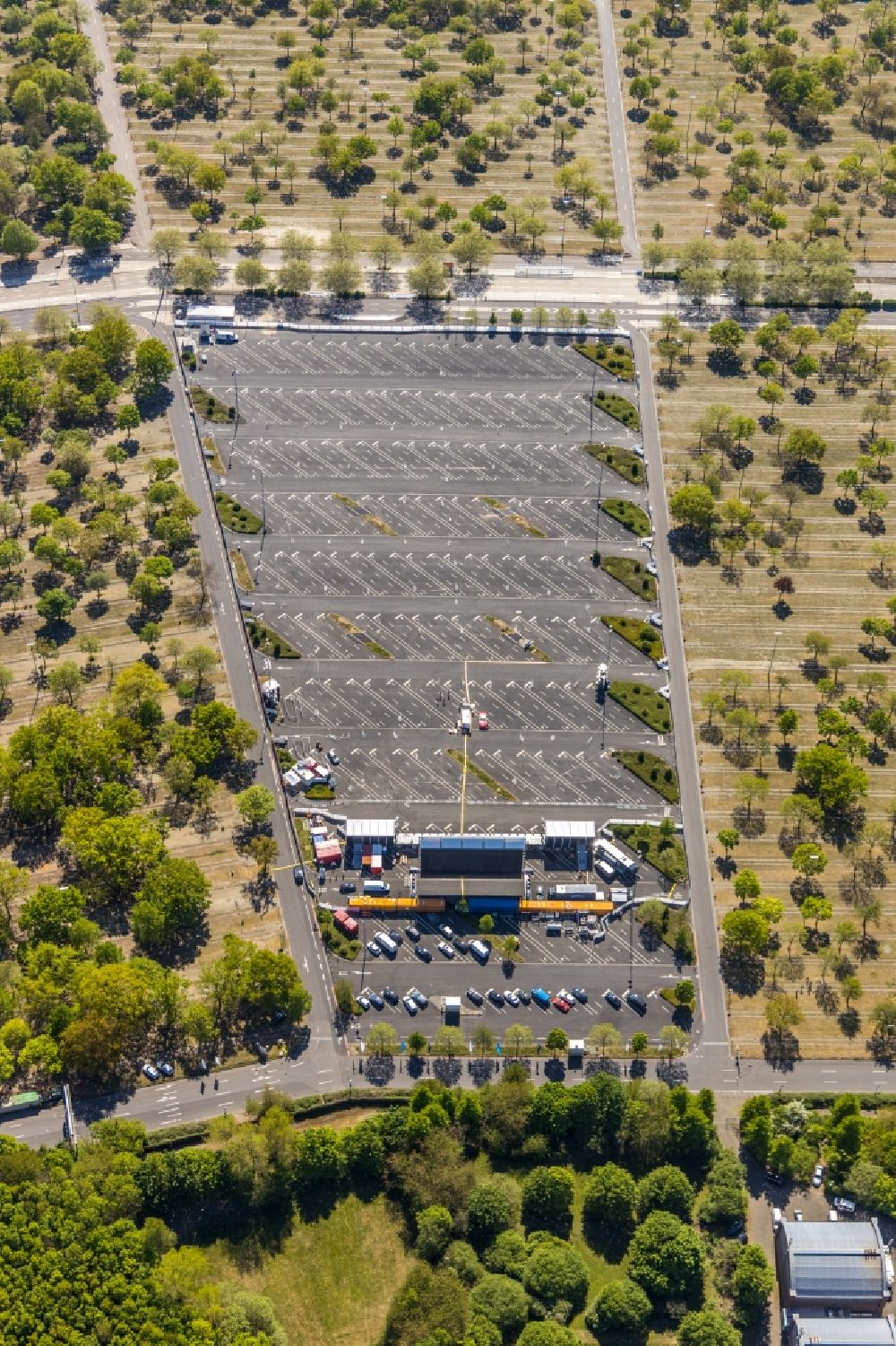 Luftbild Düsseldorf - Parkplatz und Abstellfläche für Automobile in Düsseldorf im Bundesland Nordrhein-Westfalen, Deutschland