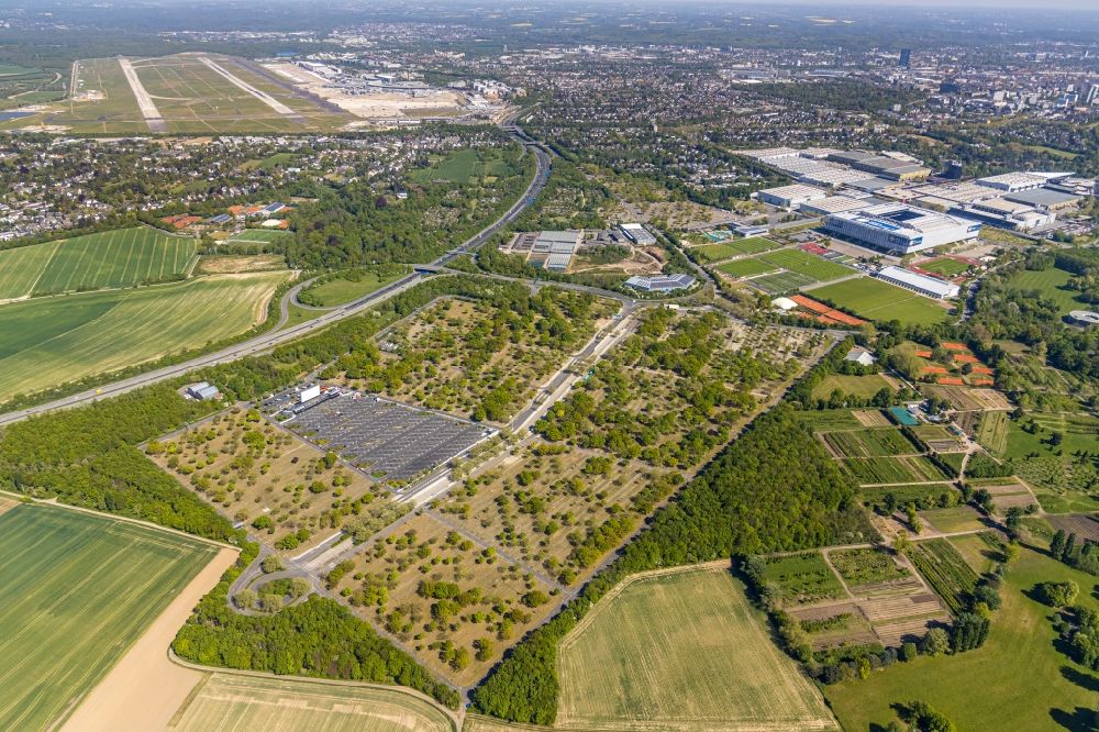 Luftaufnahme Düsseldorf - Parkplatz und Abstellfläche für Automobile in Düsseldorf im Bundesland Nordrhein-Westfalen, Deutschland