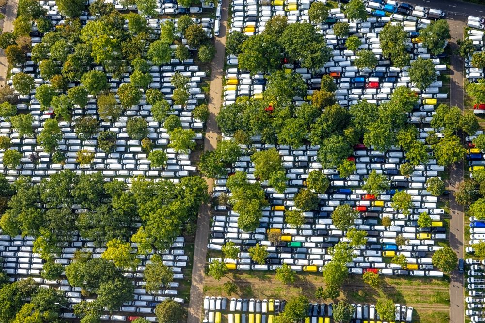 Luftaufnahme Düsseldorf - Parkplatz und Abstellfläche für Automobile in Düsseldorf im Bundesland Nordrhein-Westfalen, Deutschland