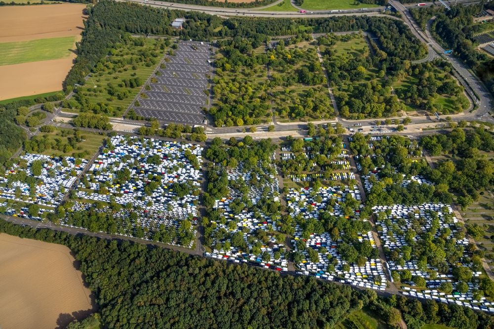 Luftbild Düsseldorf - Parkplatz und Abstellfläche für Automobile in Düsseldorf im Bundesland Nordrhein-Westfalen, Deutschland